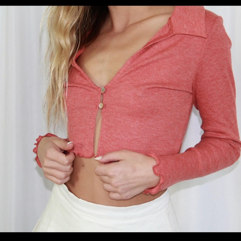 Red long sleeve crop top with button clasp - Picture 7 of 10